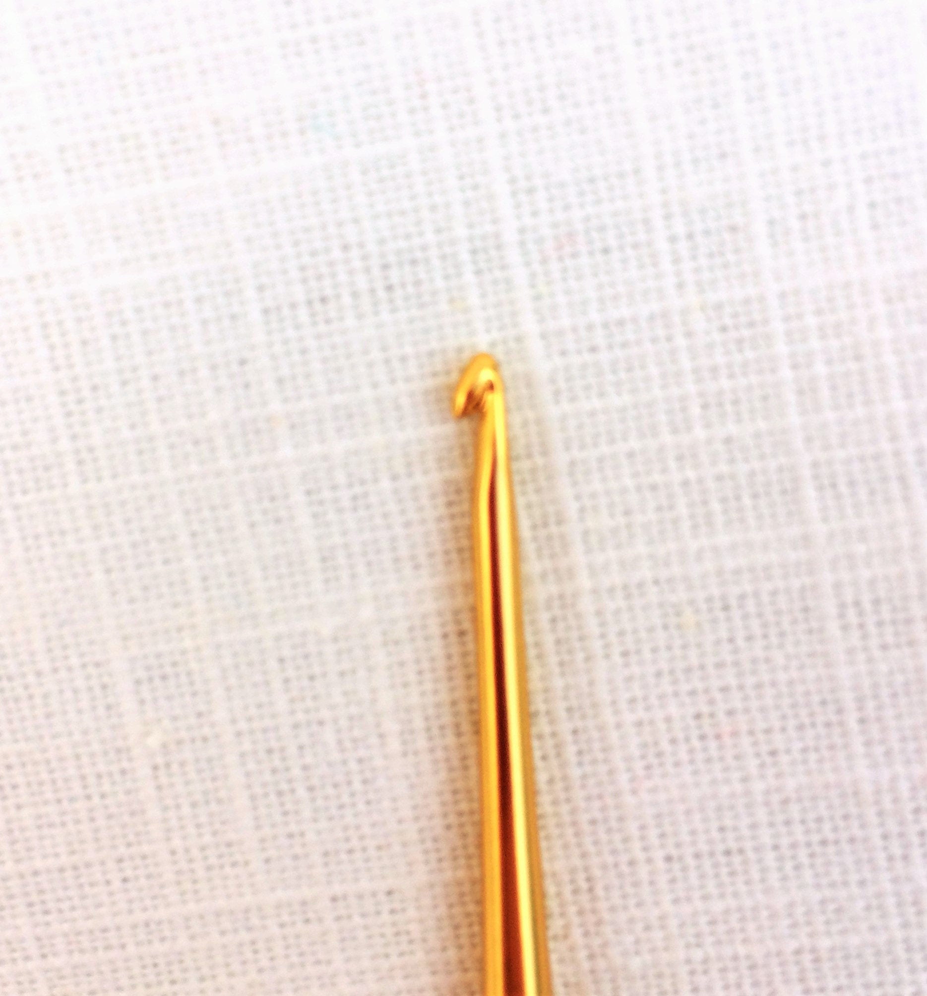 Japanese Hamanaka Crochet Hook - Size 3/0  (US B/1, UK 13, Metric 2.25mm)