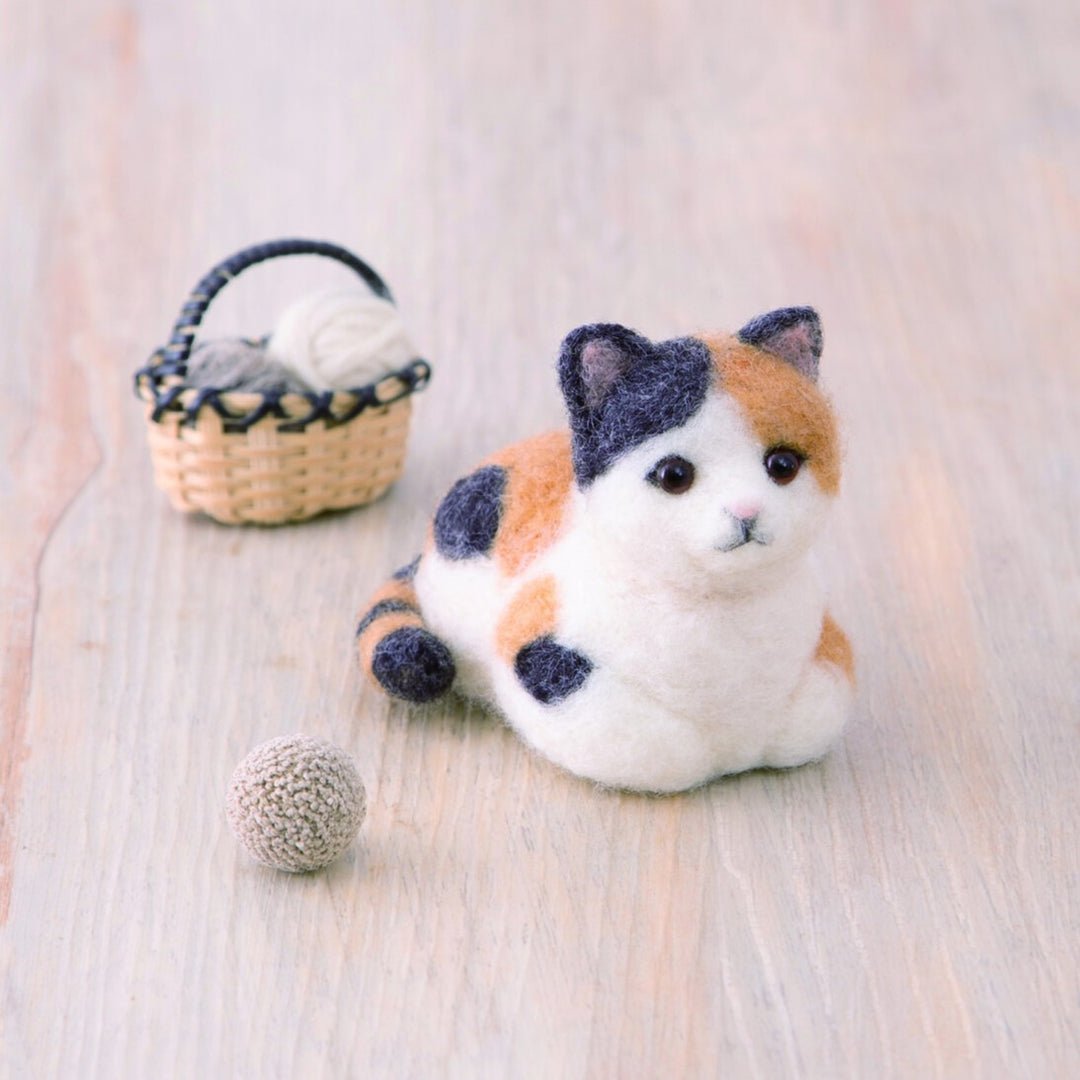 Hamanaka Needle Felting Kit - Sitting Calico Cat (English)