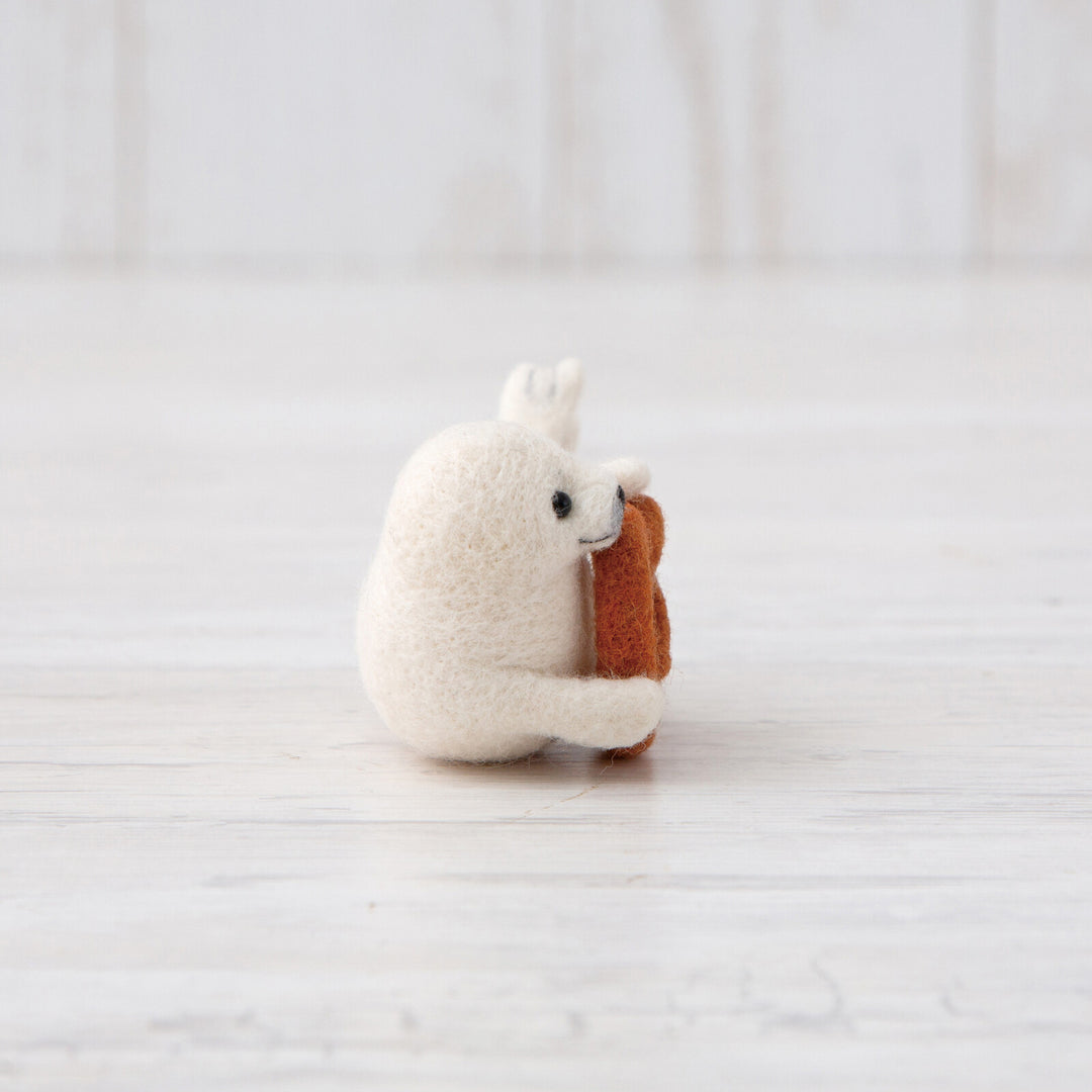 Hamanaka Needle Felting Kit - Baby Seal with Pretzel