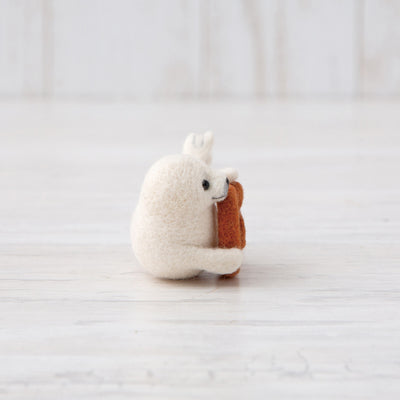 Hamanaka Needle Felting Kit - Baby Seal with Pretzel