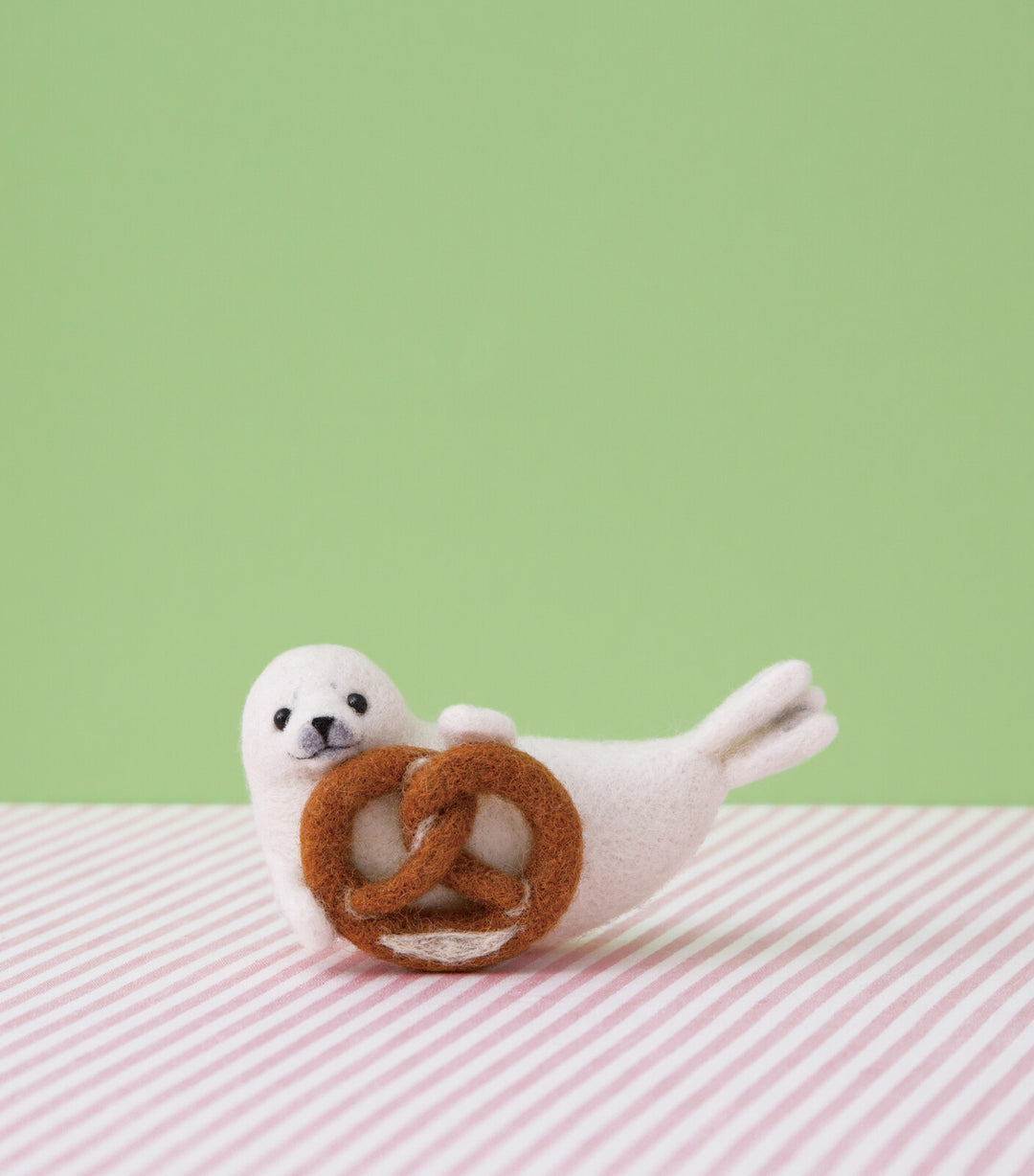 Hamanaka Needle Felting Kit - Baby Seal with Pretzel