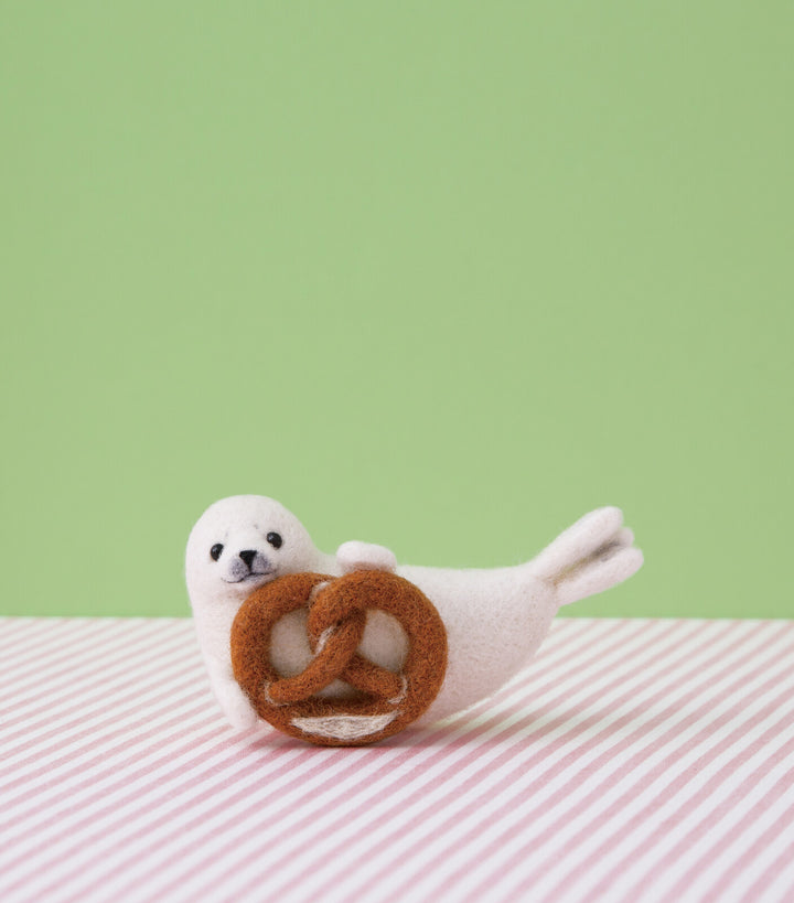 Hamanaka Needle Felting Kit - Baby Seal with Pretzel
