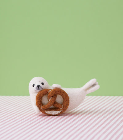Hamanaka Needle Felting Kit - Baby Seal with Pretzel