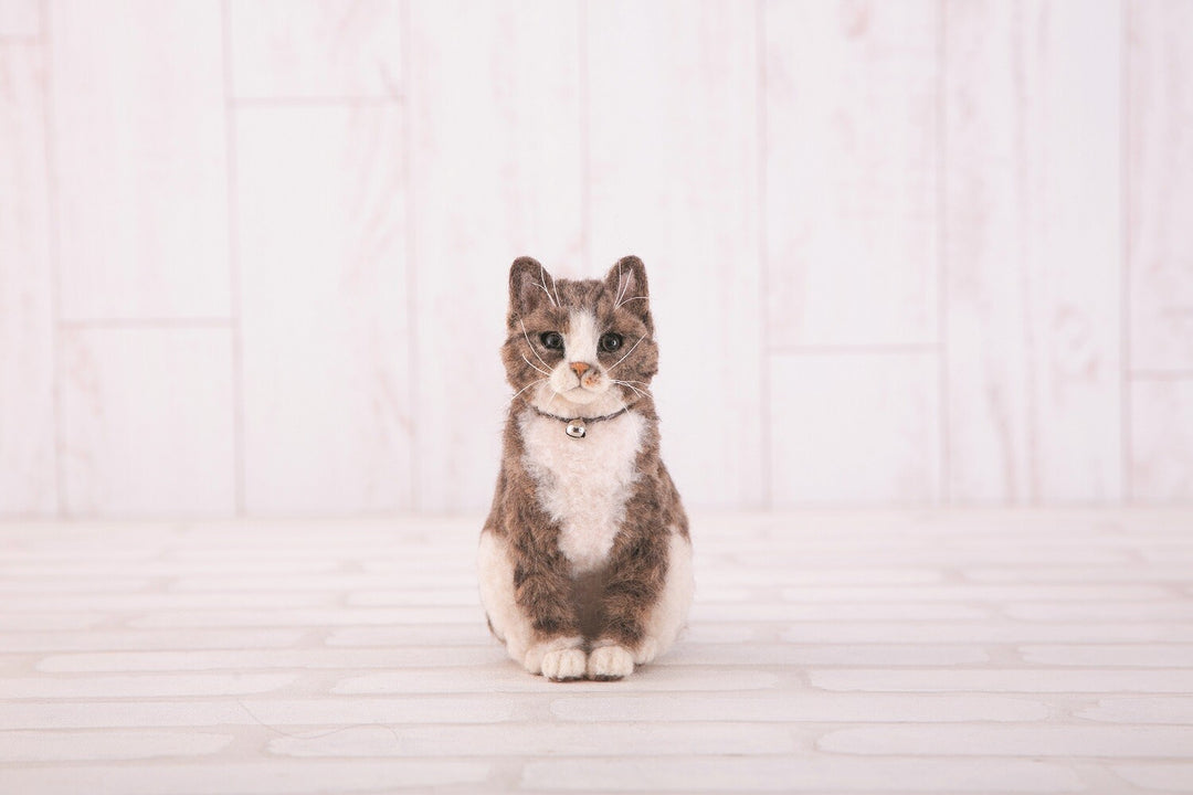 Hamanaka Realistic Needle Felting Kit - Brown Tabby Cat (English)