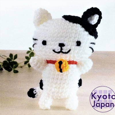 Japanese Hamanaka Crochet Amigurumi Kit- Black and White Cat - 19 x 13 cm.